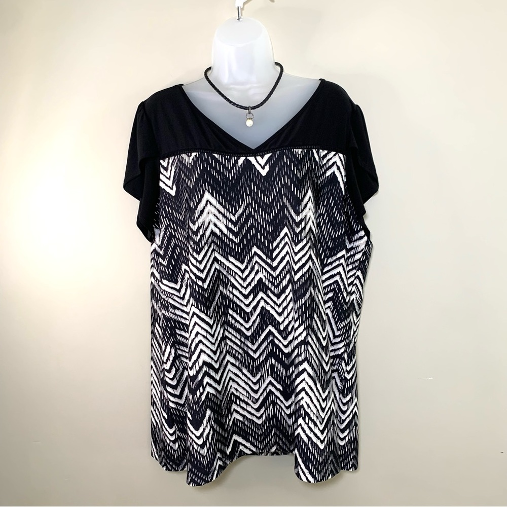 Plus Size 2X Black White V-Neck Chevron Print Tunic Top Short Flutter Sleeve